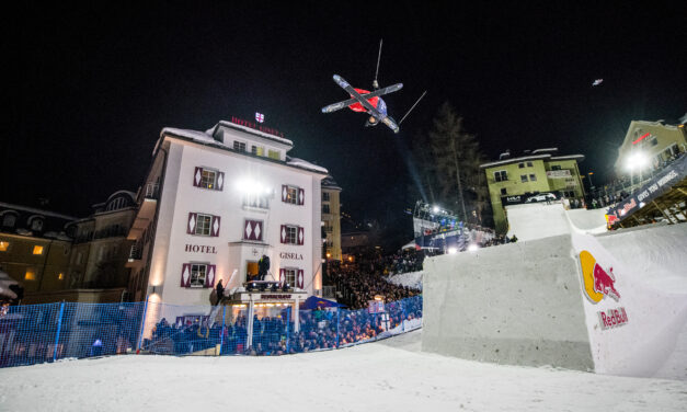 Amb els millors trucs, els freeskiers prenen els carrers de Bad Gastein amb el Red Bull PlayStreets!