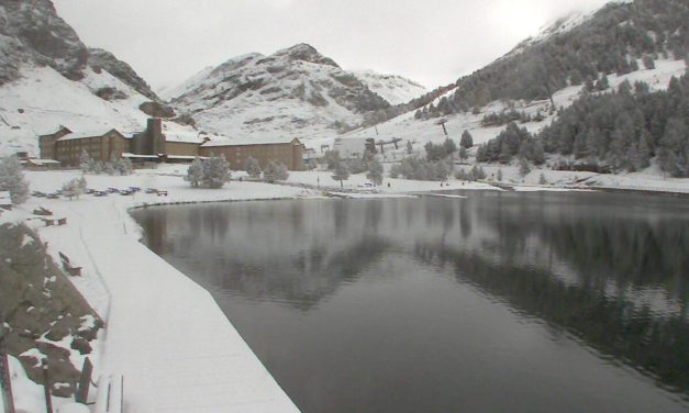 Imatges de la nevadeta a les estacions de FGC en plena pandèmida del coronavirus