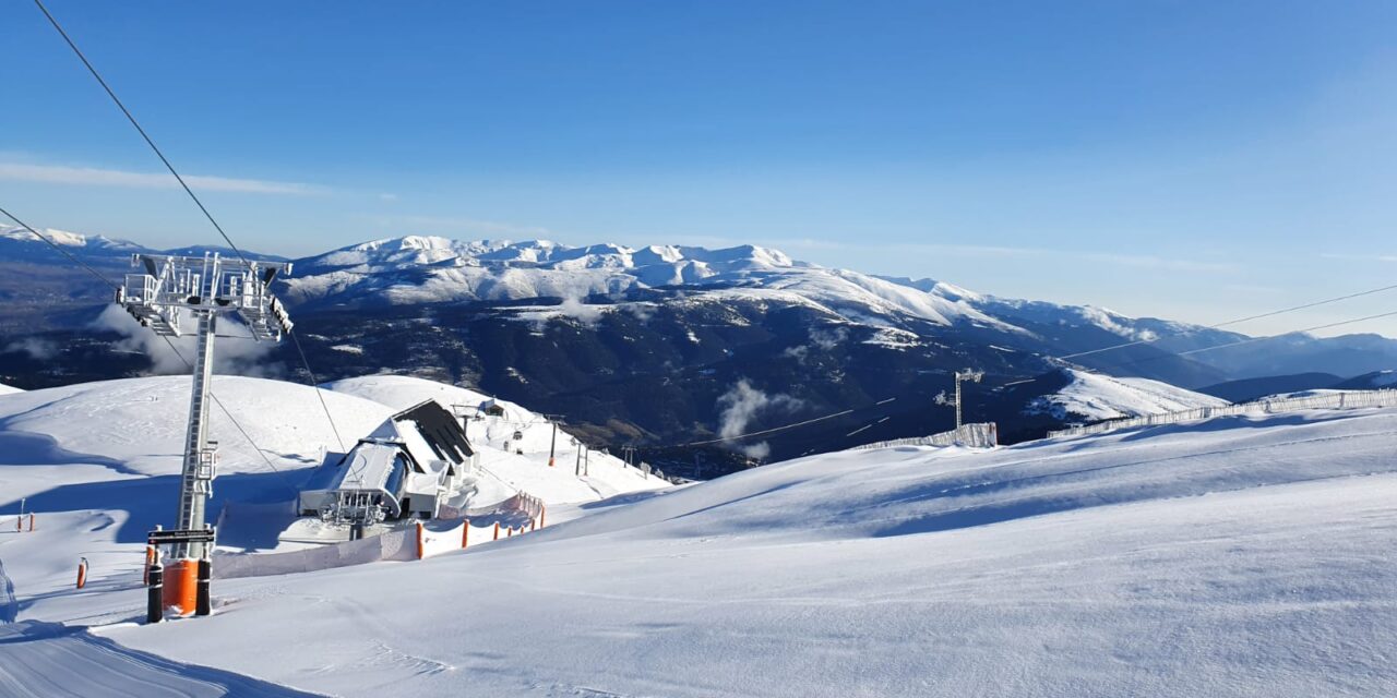 La primera gran nevada de la temporada enfarina ja les estacions d’esquí