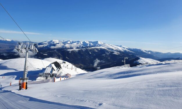 La primera gran nevada de la temporada enfarina ja les estacions d’esquí