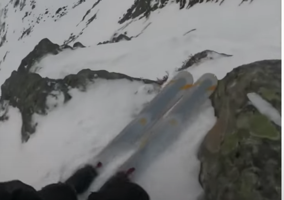 Kilian Jornet s’atreveix a esquiar la via d’escalada Halls Renne