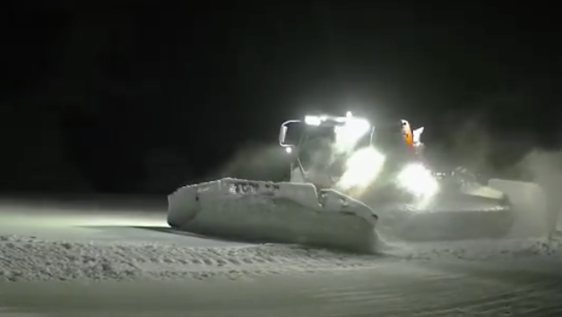 Així treballen les màquines trepitjaneu a La Molina