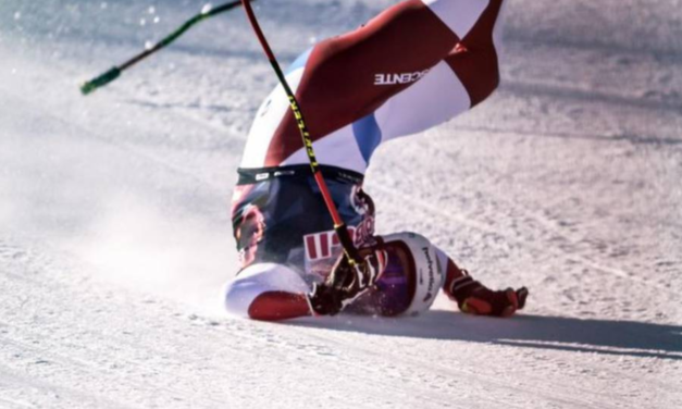 Caiguda esgarrifosa d’Urs Kryenbuehl al descens de Kitzbühel