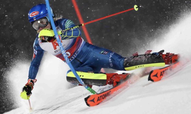 Mikaela Shiffrin il.lumina la nit de Flachau amb la seva victòria