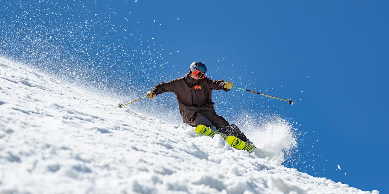 Esquia gratis a una de les 50 estacions amb Helly Hansen Ski Free