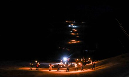 La baixada de torxes per celebrar els 25 anys del domini esquiable Alp2500