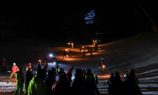 2.500 persones participen a la baixada de torxes per celebrar el 25è aniversari d’Alp2500