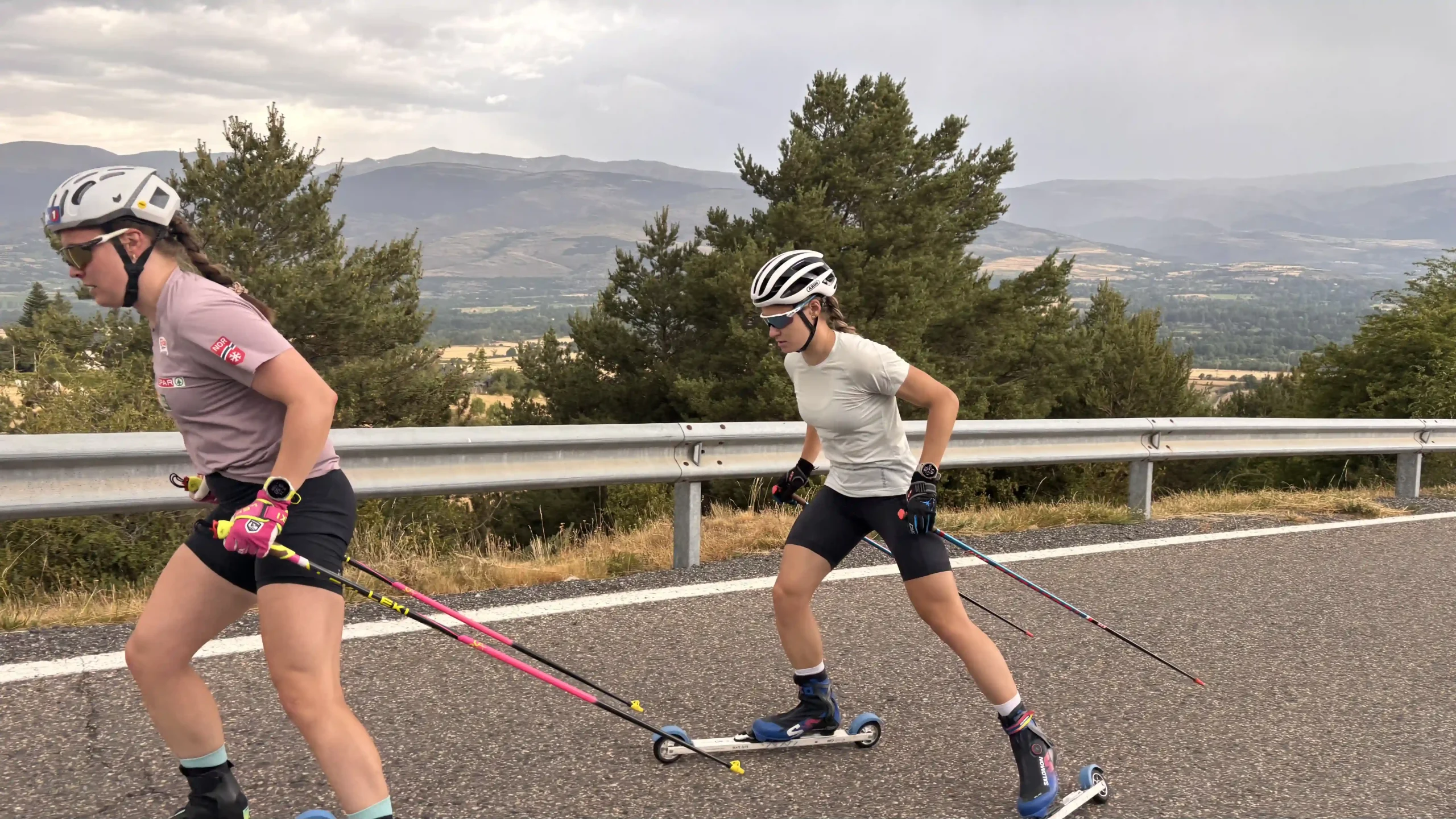 Gina del Rio, a la Collada de Toses, amb la noruega Julie Myhre_FOTO FAE (8)